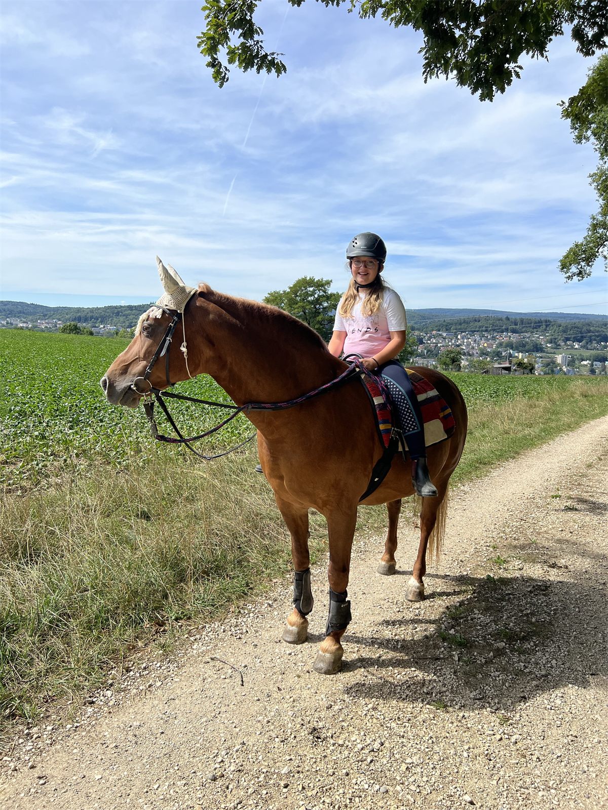 Giulia beim Ausritt mit Aussicht