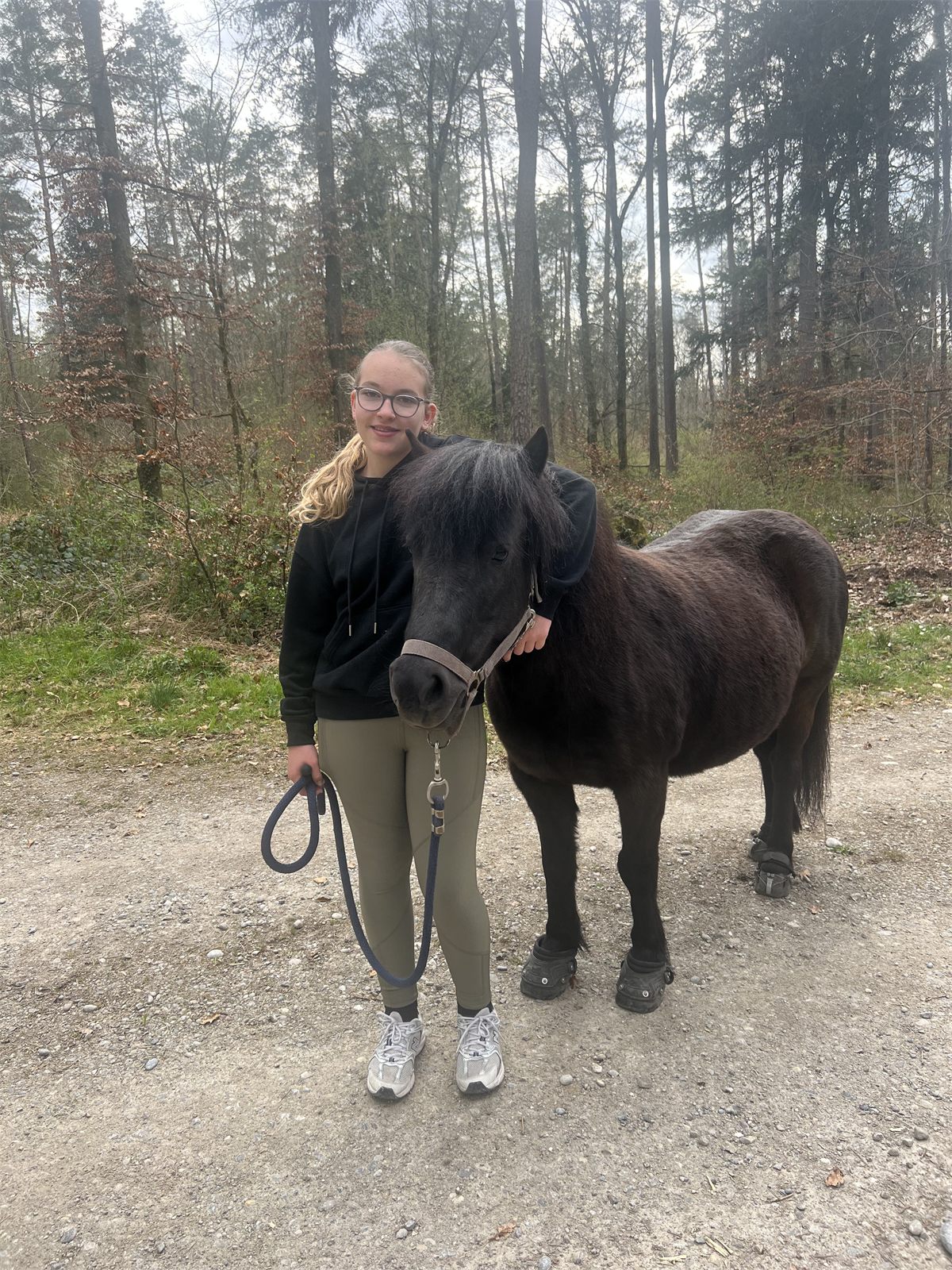 Giulia mit Pony im Wald