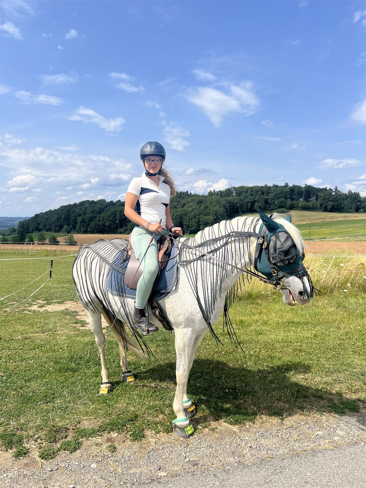 Giulia auf ihrem Pferd im Sommer