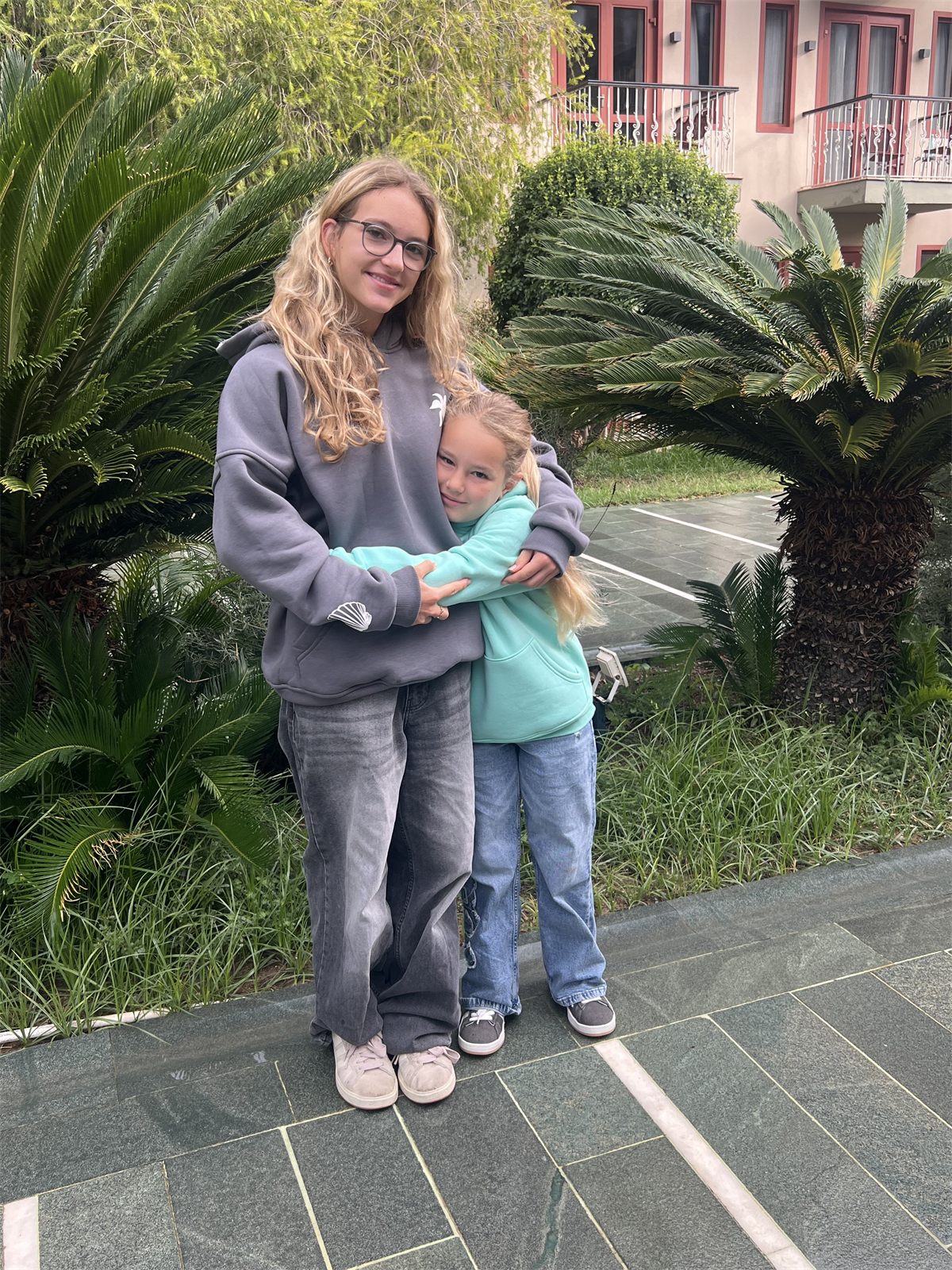 Giulia mit ihrer Schwester in den Ferien